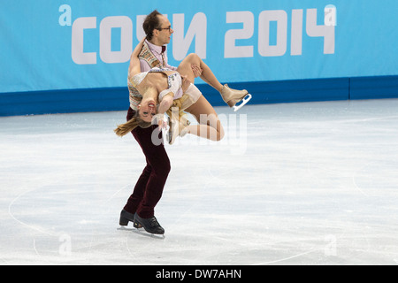 Nelli Zhiganshina et Alexander Gazsi (GER) dans le programme court de danse sur glace aux Jeux Olympiques d'hiver, Sotchi, Russie Banque D'Images