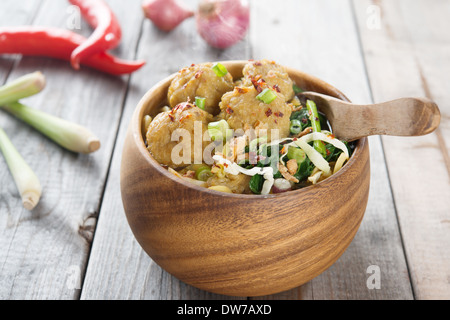 Traditionnel indonésien célèbre l'alimentation. Délicieux mee bakso ou indonésien meatball nouilles. Avec de la vapeur chaude de la fumée. Banque D'Images