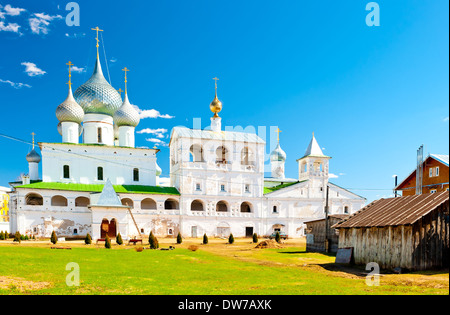 L'église russe avec dômes d'argent, arrière-cour Banque D'Images