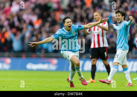 Londres, Angleterre. 2 mars 2014. La Manchester City, Samir NASRI célèbre marquant son deuxième but de la partie pour le rendre 2-1 lors de la finale de la coupe d'un capital entre Manchester City et Sunderland au stade de Wembley : Action Crédit Plus Sport Images/Alamy Live News Banque D'Images