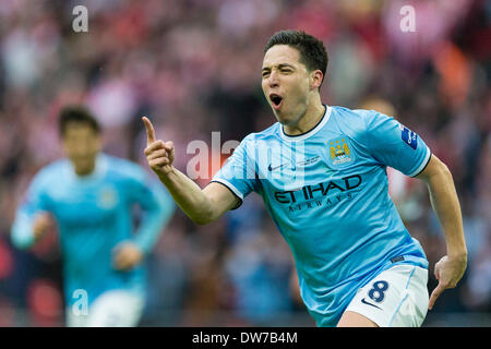 Londres, Angleterre. 2 mars 2014. La Manchester City, Samir NASRI célèbre marquant son deuxième but de la partie pour le rendre 2-1 lors de la finale de la coupe d'un capital entre Manchester City et Sunderland au stade de Wembley : Action Crédit Plus Sport Images/Alamy Live News Banque D'Images