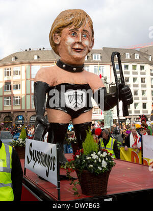 Francfort-sur-Main, Allemagne. 2 mars 2014. Un carnaval chariot caricatures la chancelière allemande Angela Merkel en tant que domina pendant le défilé du carnaval à Francfort-sur-Main, Allemagne, 02 mars 2014. Autour de 400 000 visiteurs sont attendus pour assister à la parade dans la ville de Hesse. © AFP PHOTO/Alamy alliance Banque D'Images