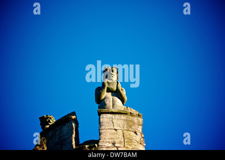 Figure de pierre connue sous le nom de 'Lanceur' sur boulder haut de 14th-century guérite médiévale Monk Bar York North Yorkshire angleterre Europe Banque D'Images