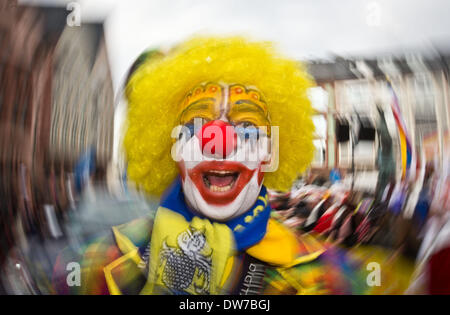 Un carnaval reveler est habillé comme un clown pendant le défilé du carnaval à Francfort-sur-Main, Allemagne, 02 mars 2014. Autour de 400 000 visiteurs sont attendus pour assister à la parade dans la ville de Hesse. Photo : FRANK RUMPENHORST/dpa Banque D'Images