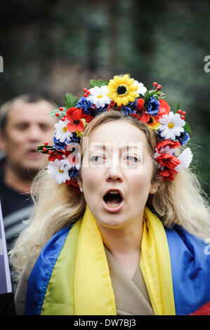 Bruxelles, Belgique. 2 mars 2014. Les manifestants ukrainiens lors d'une manifestation devant l'ambassade de Russie à Bruxelles, Belgique Le 02.03.2014 Automaidan â ? ? Organisé un cortège de voiture s'arrêta devant l'immeuble de l'ambassade pour protester contre la politique agressive de la Russie à l'égard de l'Ukraine par Wiktor Dabkowski : dpa Crédit photo alliance/Alamy Live News Banque D'Images