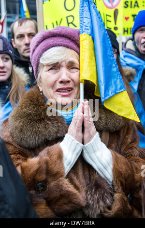 Des dizaines ont défilé à l'extérieur du Consulat Russe à Toronto pour appeler les dirigeants à respecter la souveraineté de l'Ukraine. Banque D'Images