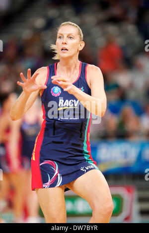 Melbourne, Victoria, Australie. 2 mars 2014. CATHERINE COX du Melbourne Vixens en action pendant la ronde 1 match entre le Melbourne Vixens v Northern mystiques à Hisense Arena, Melbourne, Victoria, Australie. Melbourne Vixens battre le nord de mystiques 58-34. (Crédit Image : © Tom Griffiths/ZUMAPRESS.com) Crédit : ZUMA Press, Inc./Alamy Live News Banque D'Images
