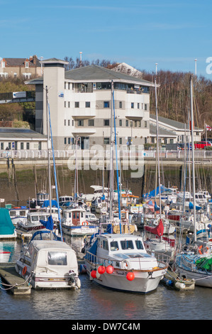 Bateaux amarrés dans le port de plaisance et des activités marines Roker England UK Centre de Tyne et Wear Sunderland North East England UK Banque D'Images