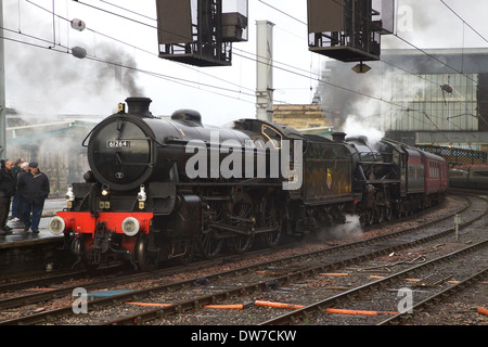 LNER Classe B1 61264 Thompson & Stanier LMS 5 Classe 4-6-0 45407,le Lancashire Fusilier à la gare de Carlisle, Carlisle Banque D'Images