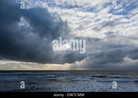 Les nuages de tempête dans le mauvais temps sur l'état de la mer avec des vagues au large de la côte de l'île de Wight, Royaume-Uni Banque D'Images