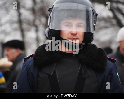 L'UKRAINE, KIEV - 2 mars 2014 : rassemblement des manifestants à Paris appelant la Russie à ne pas intervenir dans les affaires intérieures de l'Ukraine et d'autres pays à envoyer des troupes dans le pays. Le rassemblement a eu lieu sous la garde de la police. Crédit : Igor Golovnov/Alamy Live News Banque D'Images