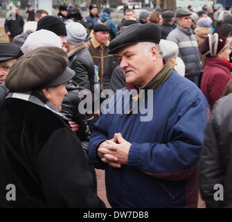 L'UKRAINE, KIEV - 2 mars 2014 : rassemblement des manifestants à Paris appelant la Russie à ne pas intervenir dans les affaires intérieures de l'Ukraine et d'autres pays à envoyer des troupes dans le pays. Le rassemblement a eu lieu sous la garde de la police. Crédit : Igor Golovnov/Alamy Live News Banque D'Images