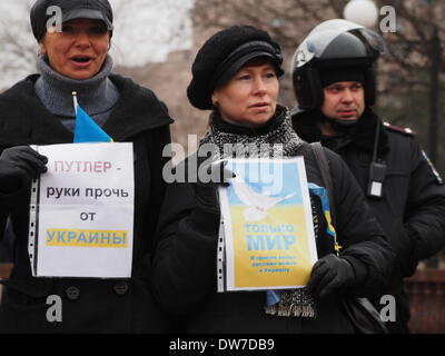 L'UKRAINE, KIEV - 2 mars, 2014 : woman activist holding des affiches avec des textes - 'Putler les mains hors de l'Ukraine" et "Seule la paix !" manifestants rassemblement à Paris appelant la Russie à ne pas intervenir dans les affaires intérieures de l'Ukraine et d'autres pays à envoyer des troupes dans le pays Crédit : Igor Golovnov/Alamy Live News Banque D'Images