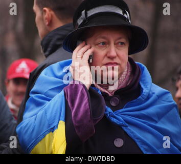 L'UKRAINE, KIEV - 2 mars 2014 : rassemblement des manifestants à Paris appelant la Russie à ne pas intervenir dans les affaires intérieures de l'Ukraine et d'autres pays à envoyer des troupes dans le pays. Le rassemblement a eu lieu sous la garde de la police. Crédit : Igor Golovnov/Alamy Live News Banque D'Images