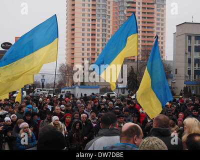 L'UKRAINE, KIEV - 2 mars 2014 : rassemblement des manifestants à Paris appelant la Russie à ne pas intervenir dans les affaires intérieures de l'Ukraine et d'autres pays à envoyer des troupes dans le pays. Le rassemblement a eu lieu sous la garde de la police. Crédit : Igor Golovnov/Alamy Live News Banque D'Images