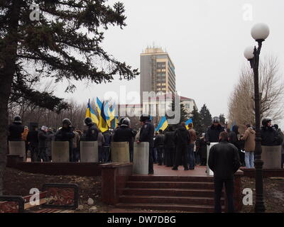 L'UKRAINE, KIEV - 2 mars 2014 : rassemblement des manifestants à Paris appelant la Russie à ne pas intervenir dans les affaires intérieures de l'Ukraine et d'autres pays à envoyer des troupes dans le pays. Le rassemblement a eu lieu sous la garde de la police. Crédit : Igor Golovnov/Alamy Live News Banque D'Images