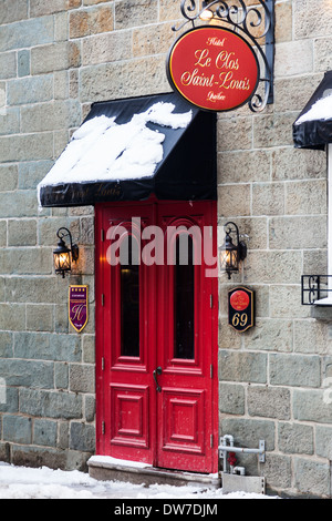 Une porte rouge coloré d'un hôtel dans la vieille ville de Québec, Canada Banque D'Images