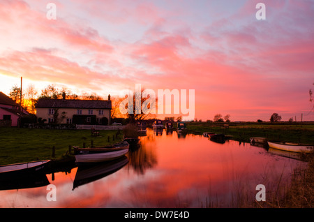 Le canal à Cromer menant vers Martham large. Les Norfolk Broads, UK. Le coucher du soleil. Décembre. Banque D'Images