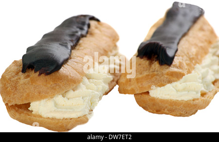 Deux éclairs au chocolat isolé sur fond blanc Banque D'Images