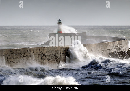 Brise-lames ouest Newhaven dans stormy weather conditions Sussex UK Banque D'Images