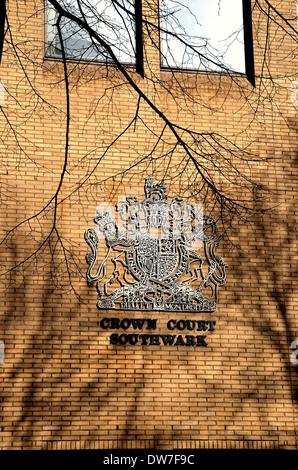 Armoiries royales en dehors de Southwark Crown Court, Londres Banque D'Images