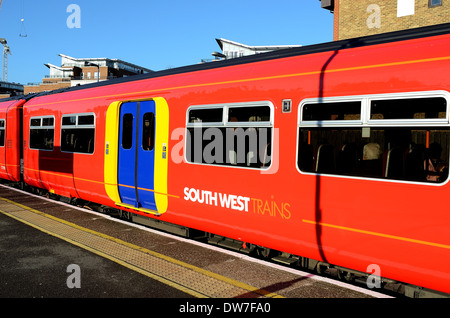 L'arrêt South West Train à la gare de Kingston Banque D'Images