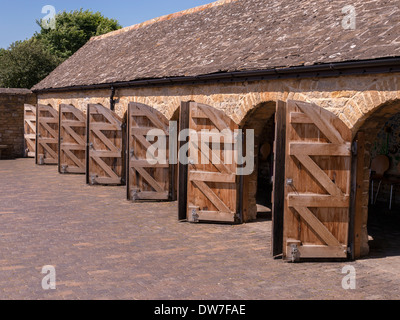 Une rangée de portes anciennes en pierre en arc stable block, Fineshade Woods, Corby, Northamptonshire, England, UK Banque D'Images