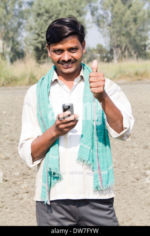 1 Indian farmer standing avec mobile Banque D'Images