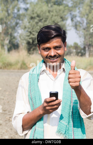 1 Indian farmer standing avec mobile Banque D'Images