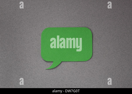 Boîte de dialogue de papier vert sur fond gris avec copie espace vide vide Banque D'Images
