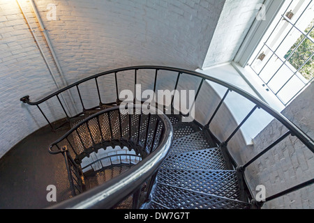 Escalier en spirale et intermédiaires dans la plate-forme de métal Saint Augustin phare construit sur l'Île Anastasia en 1874. Banque D'Images