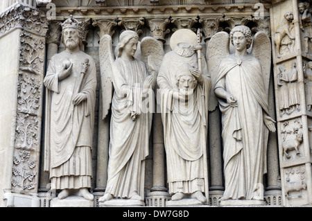 Sculptures sur la porte de Notre Dame de Paris, France, y compris Saint Denis représenté tenant sa tête Banque D'Images