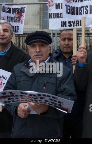 Londres, Royaume-Uni. 2 mars, 2014. Monsieur plus âgé pour protester contre le soutien du gouvernement turc à la Syrie Crédit : Neil Cordell/Alamy Live News Banque D'Images