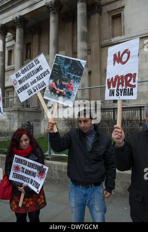 Londres, Royaume-Uni. 2 mars, 2014. Des pancartes contre la guerre en Syrie étant détenu par des manifestants à Trafalgar Square Crédit : Neil Cordell/Alamy Live News Banque D'Images