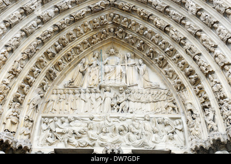 Sculptures montrant les gens qui vont au ciel et l'enfer sur la porte de Notre Dame de Paris, France Banque D'Images