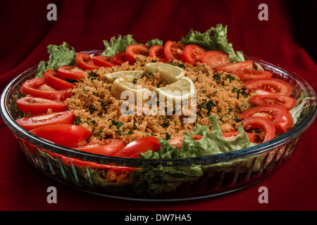 Kisir, apéritif traditionnel turc fait de blé concassé à la vapeur et la pâte de tomate Banque D'Images