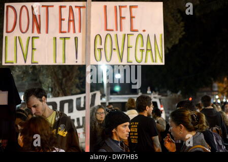 Tel Aviv, Israël. 1er mars 2014. TEL AVIV, ISRAËL-MAR 1'St, 2014:quelques centaines de Israelli défenseurs des droits des animaux ont manifesté à Tel Aviv. On appelle les manifestants d'arrêter de manger et la chasse des animaux et de lutter pour les droits de l'animal à ne pas être mis en cage, esclaves et d'abus. © NurPhoto Gili Yaari//ZUMAPRESS.com/Alamy Live News Banque D'Images