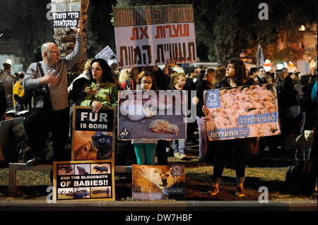 Tel Aviv, Israël. 1er mars 2014. TEL AVIV, ISRAËL-MAR 1'St, 2014:quelques centaines de Israelli défenseurs des droits des animaux ont manifesté à Tel Aviv. On appelle les manifestants d'arrêter de manger et la chasse des animaux et de lutter pour les droits de l'animal à ne pas être mis en cage, esclaves et d'abus. © NurPhoto Gili Yaari//ZUMAPRESS.com/Alamy Live News Banque D'Images