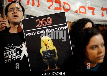 Tel Aviv, Israël. 1er mars 2014. TEL AVIV, ISRAËL-MAR 1'St, 2014:quelques centaines de Israelli défenseurs des droits des animaux ont manifesté à Tel Aviv. On appelle les manifestants d'arrêter de manger et la chasse des animaux et de lutter pour les droits de l'animal à ne pas être mis en cage, esclaves et d'abus. © NurPhoto Gili Yaari//ZUMAPRESS.com/Alamy Live News Banque D'Images