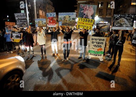 Tel Aviv, Israël. 1er mars 2014. TEL AVIV, ISRAËL-MAR 1'St, 2014:quelques centaines de Israelli défenseurs des droits des animaux ont manifesté à Tel Aviv. On appelle les manifestants d'arrêter de manger et la chasse des animaux et de lutter pour les droits de l'animal à ne pas être mis en cage, esclaves et d'abus. © NurPhoto Gili Yaari//ZUMAPRESS.com/Alamy Live News Banque D'Images