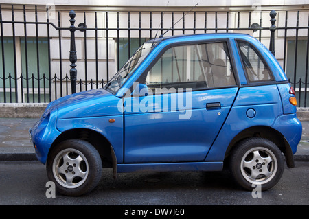 La REVAi, fabriqué par la compagnie de voiture électrique REVA de l'Inde, est un petit véhicule électrique automatique (EV). Au Royaume-Uni, il est connu sous le nom de G-Wiz. Banque D'Images