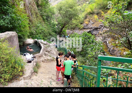 Les gens nagent dans printemps chaud appelle 'Satani Kamurj» (Devils Bridge), l'Arménie Banque D'Images