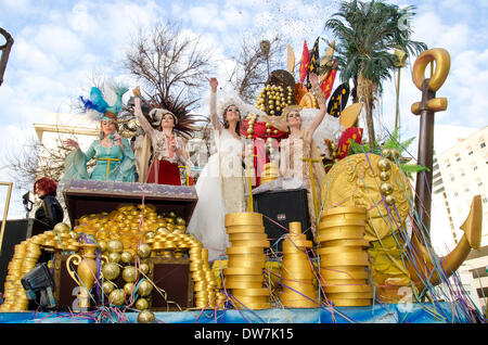 Cadix, Espagne. 2 mars 2014. Des femmes habillées comme des princesses dans un char pendant le défilé du carnaval de Cadix. Carnaval de Cadix - Dimanche 2 Mars Crédit : Kiko Jimenez/Alamy Live News Banque D'Images