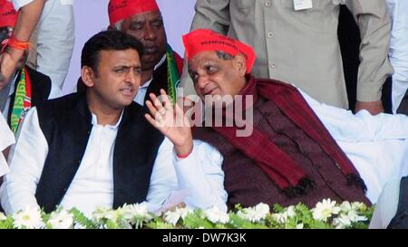 Allahabad, Inde. 2 mars, 2014. Le Ministre en chef de l'Uttar Pradesh Akhilesh Yadav et SP chef supérieur Ravati Raman Singh au cours 'Desh Bachao Desh Banao Maha rally'. Dans le cadre de la campagne politique du parti pour les élections générales à venir plus tard cette année. Credit : Prabhat Kumar Verma/Pacific Press/Alamy Live News Banque D'Images