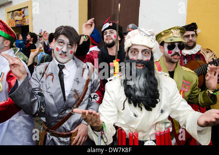 Cadix, Espagne. 2 mars 2014. Des hommes habillés comme Hitler (à droite) Oussama ben Laden (centre) et Francisco Franco (à gauche) pendant le défilé du carnaval de Cadix. Carnaval de Cadix - Dimanche 2 Mars Banque D'Images