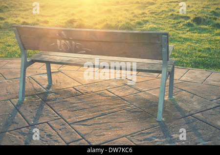 Banc en bois en parc avec des rayons du soleil et effet vintage Banque D'Images