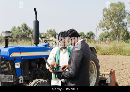 Conseiller d'affaires à indian farmer Banque D'Images