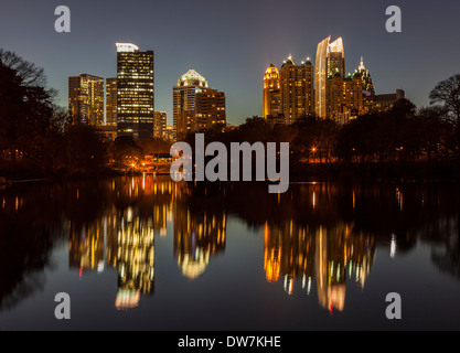 Vue de la nuit de Midtown Atlanta de Piedmont Park. Banque D'Images