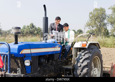 Conseiller d'affaires à indian farmer Banque D'Images