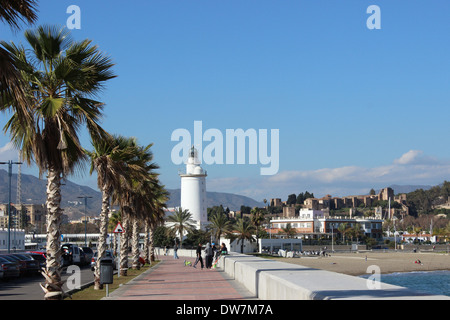 Le phare ('farola') et la plage de Malagueta, jouxtant le port de Malaga. Banque D'Images